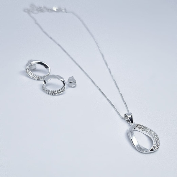 Conjunto oval com detalhe cravejado