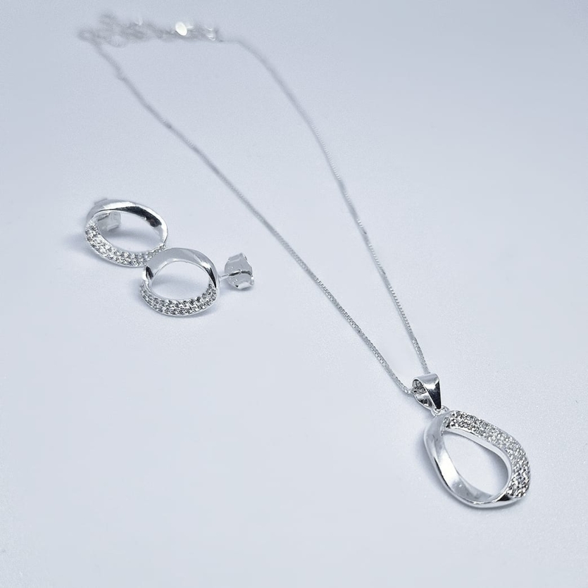 Conjunto oval com detalhe cravejado