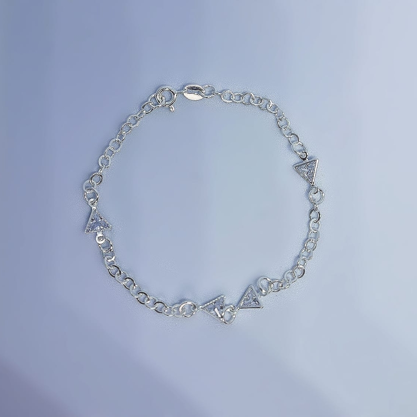 Pulseira com detalhe triangular